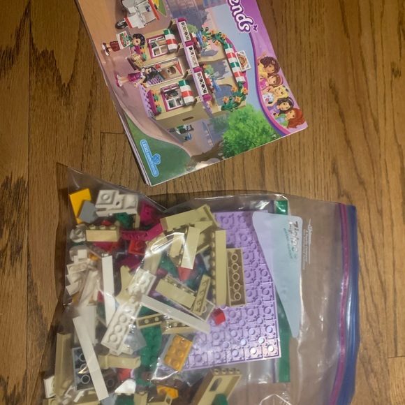 LEGO Friends 41311 Heart Lake Pizzeria - Picture 2 of 3